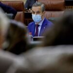 El consejero de Hacienda, Juan Bravo, sentado en su escaño esta tarde en el pleno del Parlamento andaluz. EFE/Julio Muñoz
