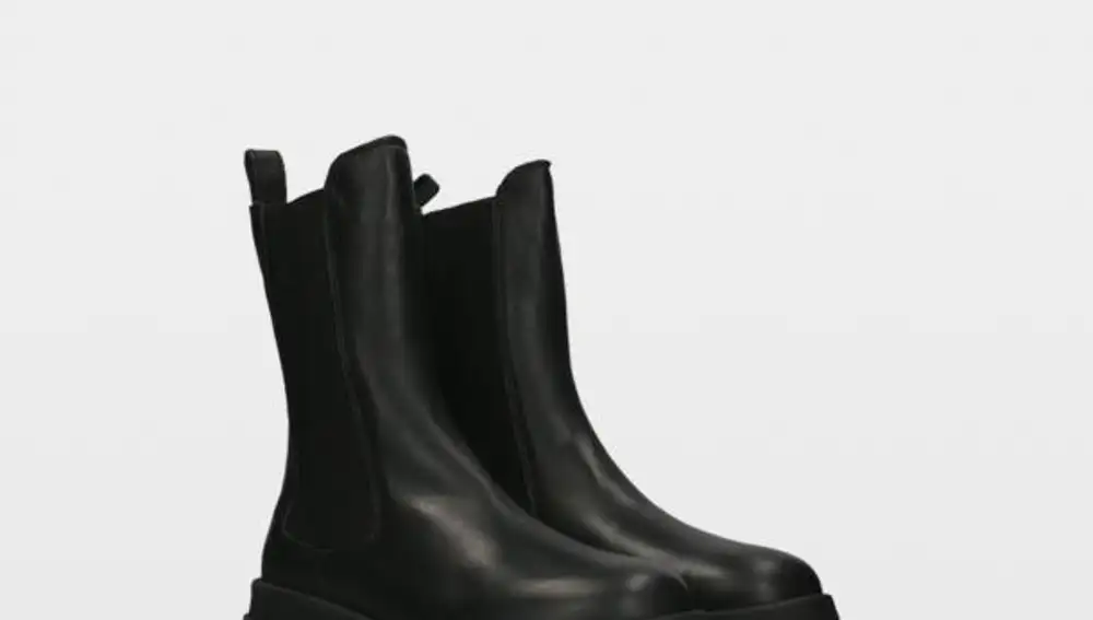 Botines negros.