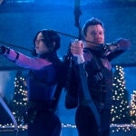 Hailee Steinfeld (izquierda) y Jeremy Renner, protagonizan «Hawkeye», ya disponible en Disney+ © Marvel Studios 2021. All Rights Reserved.