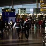 Dos agentes de los Mossos d'Esquadra en el aeropuerto de El Prat de Barcelona