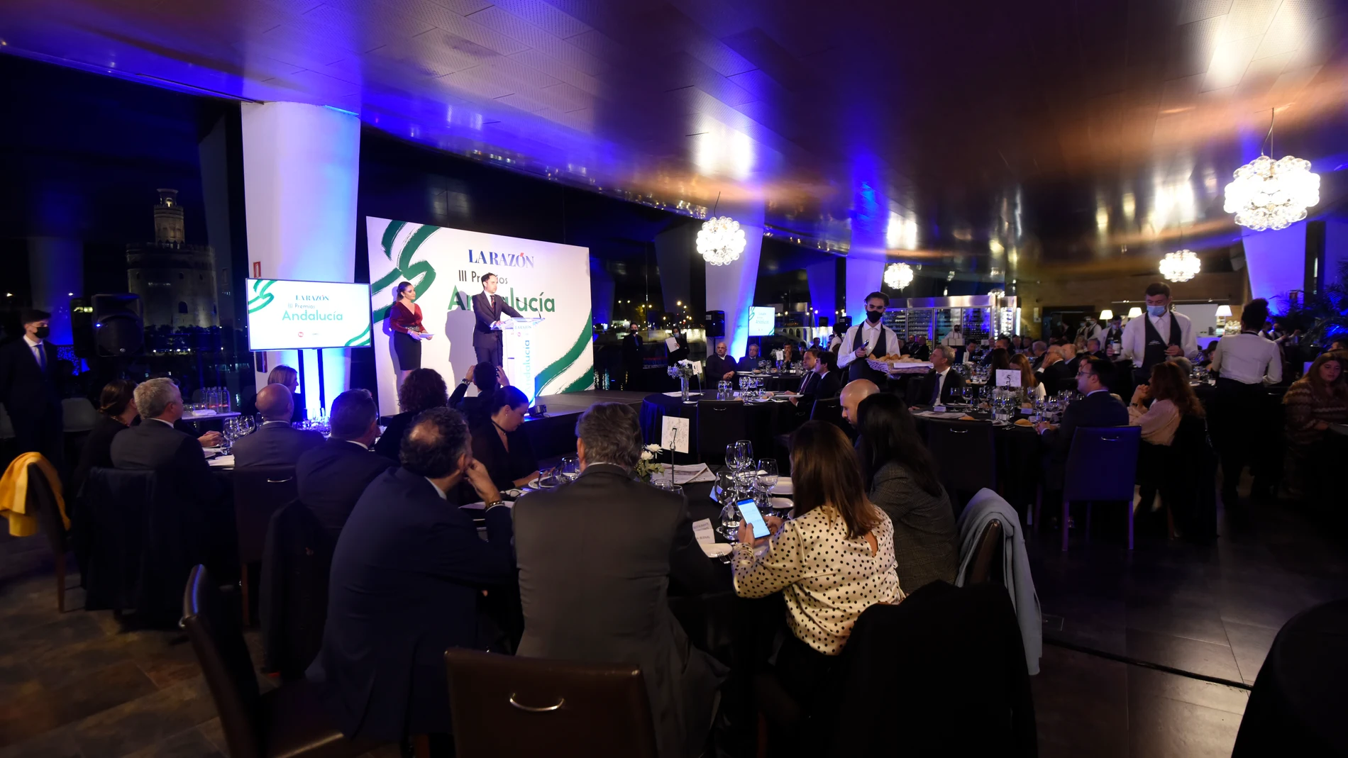 El delegado de LA RAZÓN en Andalucía, Pepe Lugo, junto a la periodista de Atresmedia Marta Hernández, ayer en la presentación de los III Premios Andalucía