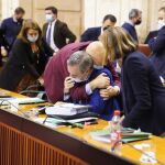 Juan Bravo, abrazado por Imbroda tras el Pleno