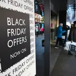Anuncio de Black Friday en Oxford Street, en Londres, a 25 de noviembre de 2021. EFE