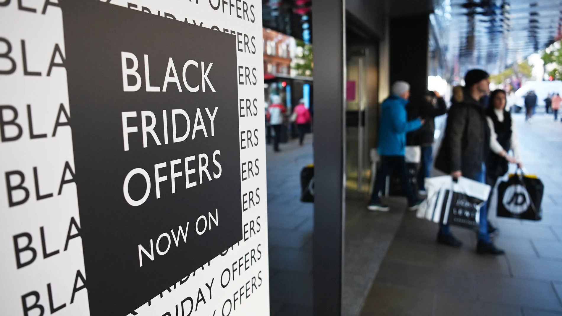Anuncio de Black Friday en Oxford Street, en Londres, a 25 de noviembre de 2021. EFE