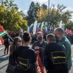 Concentración de trabajadores convocada por la Federación de Servicios, Movilidad y Consumo de UGT Sevilla (FESMC UGT) en defensa del empleo en Unicaja Banco, el pasado viernes en Sevilla. EFE/ Raúl Caro.