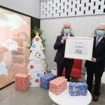 El responsable territorial de Acción Social de Caixabank, Javier Marín Lázaro, y el presidente autonómico de Cruz Roja, José Varela, presentan las iniciativas dirigidas a que los niños en situación de pobreza puedan recibir un regalo durante estas fiesta