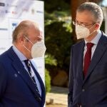 El vicepresidente del Banco Central Europeo, Luis de Guindos (i), junto al Gobernador del Banco de España, Pablo Hernández de Cos (d), duranteel XXVI Encuentro de Economía de S'Agaró