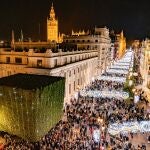 Ambiente en la Avenida de la Constitución de Sevilla en Navidad. EFE/ Raúl Caro