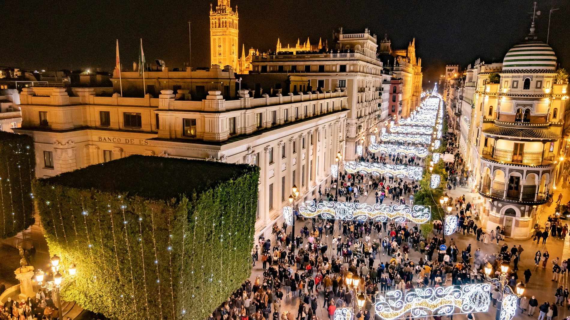 Ambiente en la Avenida de la Constitución de Sevilla en Navidad. EFE/ Raúl Caro