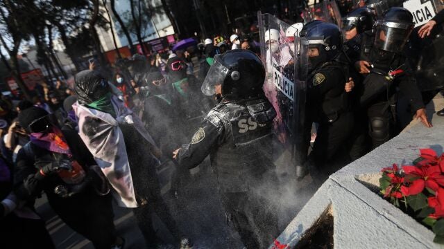 MEX8025. CIUDAD DE MÉXICO (MÉXICO), 25/11/2019.- Organizaciones feministas y sociedad civil se enfrentan con la policía durante una protesta con motivo del Día Internacional de la Eliminación de la Violencia contra la Mujer hoy, en Ciudad de México (México). EFE/ Sáshenka Gutiérrez