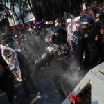 MEX8025. CIUDAD DE MÉXICO (MÉXICO), 25/11/2019.- Organizaciones feministas y sociedad civil se enfrentan con la policía durante una protesta con motivo del Día Internacional de la Eliminación de la Violencia contra la Mujer hoy, en Ciudad de México (México). EFE/ Sáshenka Gutiérrez