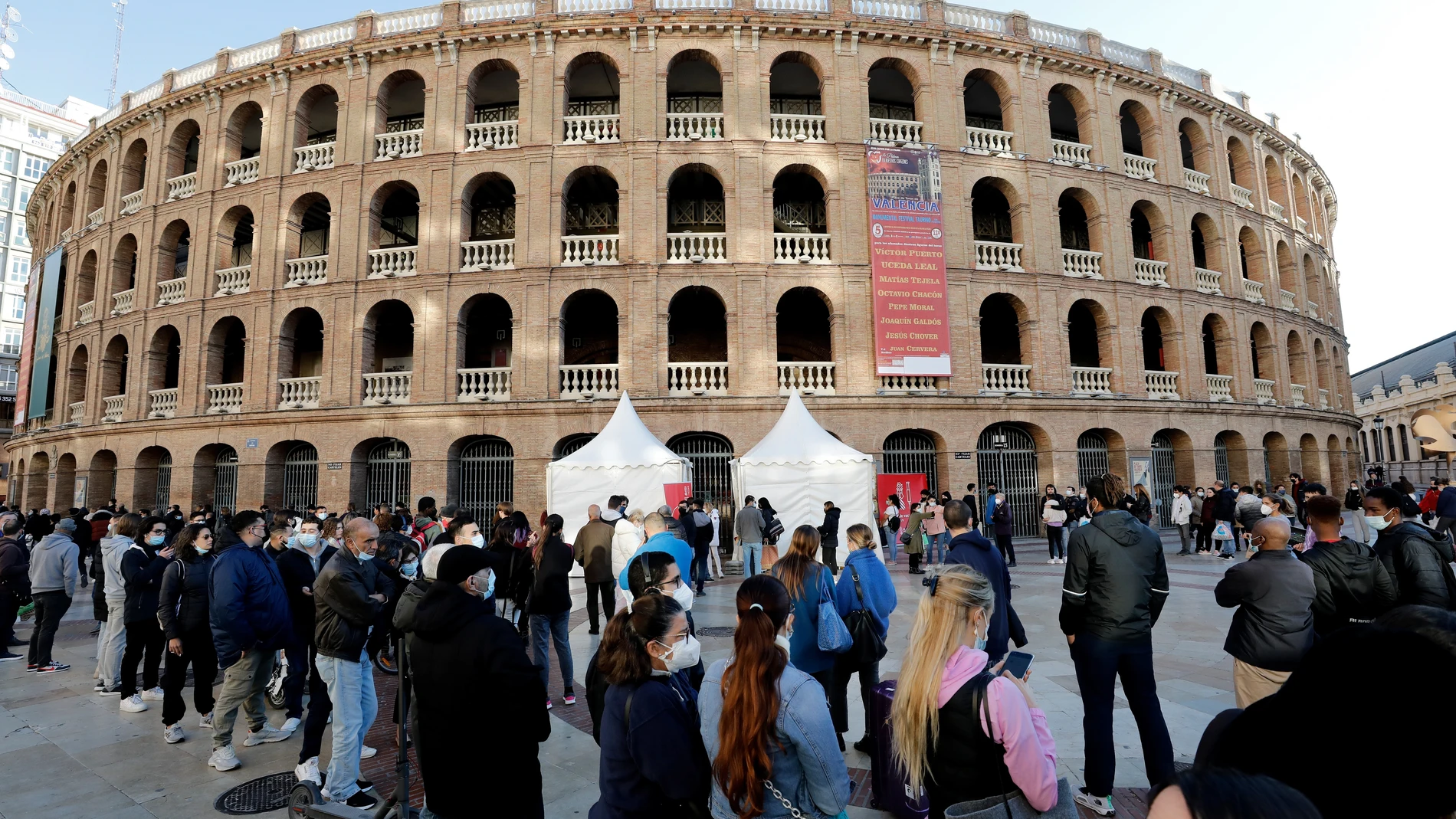 Cientos de personas se han acercado a los puntos móviles de vacunación (en la imagen, a las puertas de la Plaza de Toros de Valencia) sin cita frente a la covid-19 instalados por la Conselleria de Sanidad con ocasión del "viernes negro"