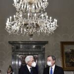 El presidente de la República italiana, Sergio Mattarella, de 80 años, junto al primer ministro, Mario Draghi