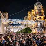 Ambiente en la Avenida de la Constitución de Sevilla, con las luces navideñas. EFE/ Raúl Caro