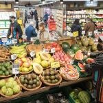 Una empleada de supermercado