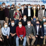El presidente de la Junta y del PP de Castilla y León, Alfonso Fernández Mañueco; y el secretario regional, Francisco Vázquez, junto a los presidentes provinciales