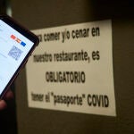 Una persona muestra su certificado de vacunación contra el Covid-19, a 27 de noviembre de 2021, en Pamplona, Navarra (España).