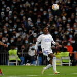 Vinicius acude a controlar un balón durante el partido ante el Sevilla