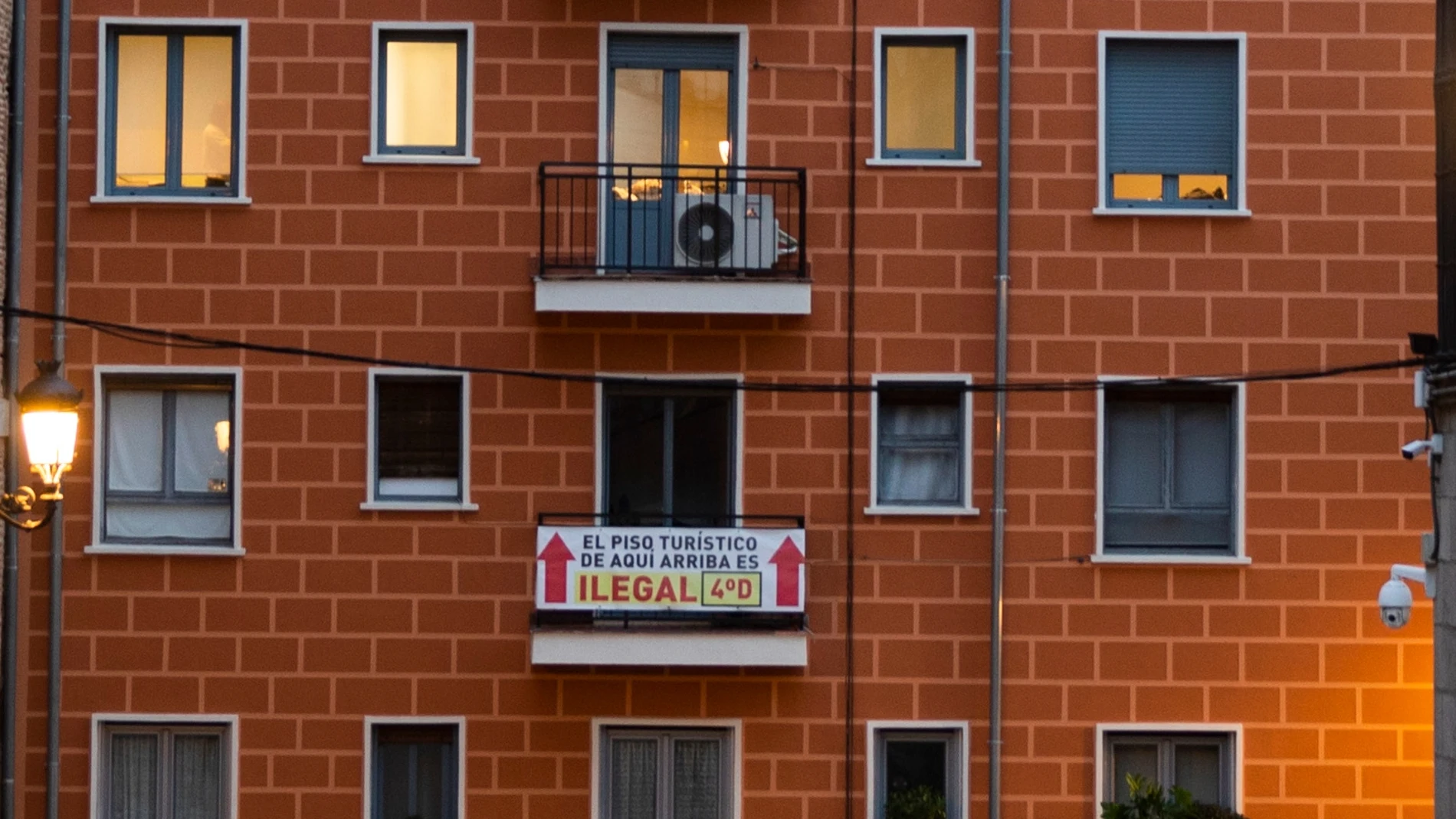 Un vecino del centro de la capital denuncia que el piso de arriba es una vivienda turística ilegal