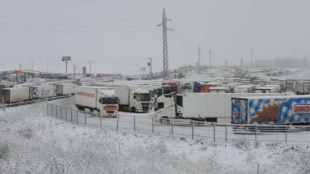 Camiones embolsados en la N1 a su paso por Burgos