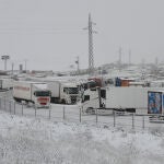 Camiones embolsados en la N1 a su paso por Burgos