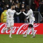 Benzema y Mendy celebran el gol del empate del delantero en el Real Madrid-Sevilla