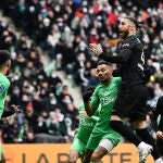 Sergio Ramos busca un remate en su estreno con el PSG