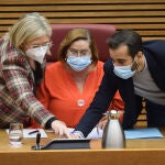 Los diputados José Muñoz (PSOE) y Mamen Peris (Cs) explican a la fiscal superior, Teresa Gisbert cómo funciona el sistema de audio del Hemiciclo antes de comenzar su exposición de la Memoria 2020