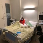 Carola Pimenta, en la imagen, portuguesa de 28 años, en la habitación de un hospital del norte de Países Bajos