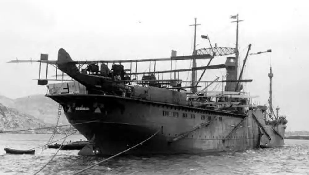 Portahidroaviones español Dédalo fondeado en el puerto de Cartagena.