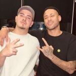Neymar junto al cantante brasileño Jottape