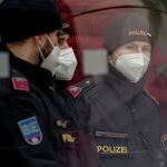Un policía austriaco con mascarilla junto al Palacio Coburg, donde se celebra la reunión entre Irán y los países firmantes del pacto nuclear