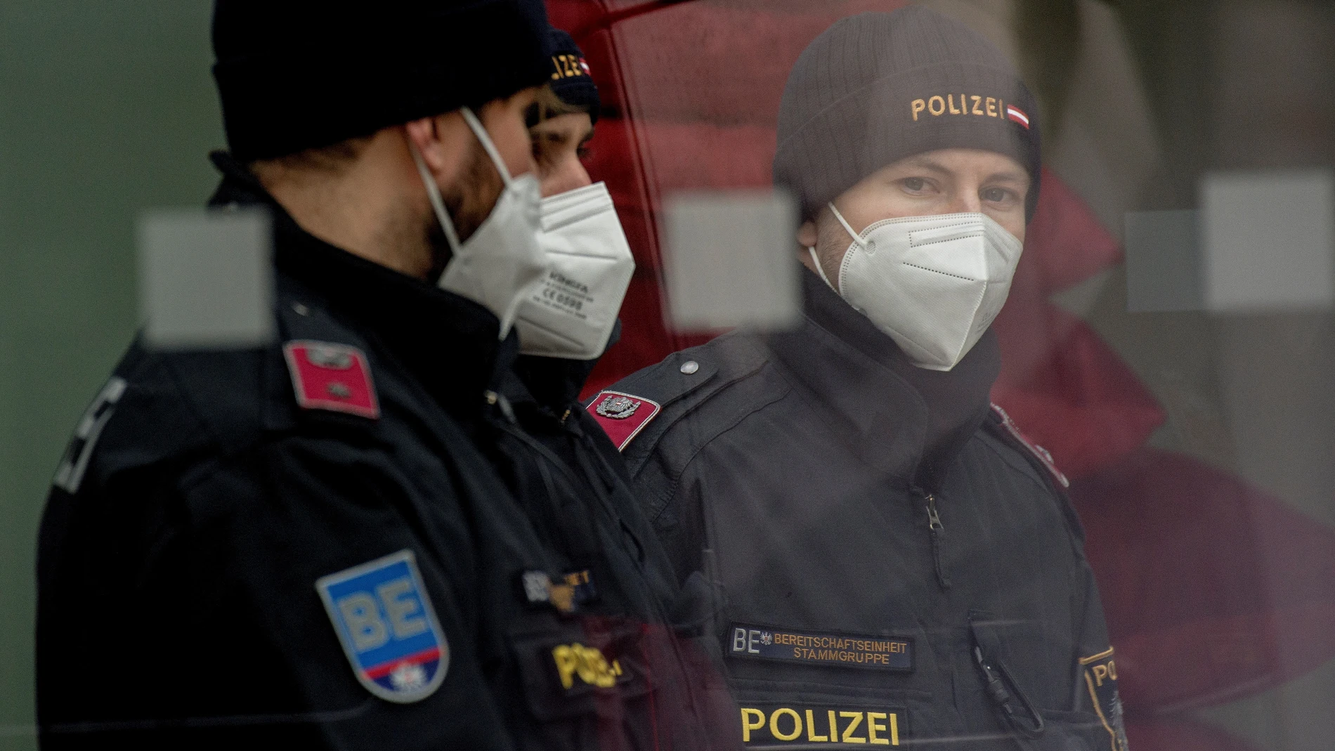 Un policía austriaco con mascarilla junto al Palacio Coburg, donde se celebra la reunión entre Irán y los países firmantes del pacto nuclear