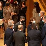 El rey Felipe VI conversa con las autoridades tras el acto de entrega de los despachos a los 188 integrantes de la 70ª promoción de jueces, que se celebra este lunes en Barcelona