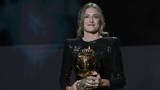 Alexia Putellas sostiene el trofeo del Balón de Oro a la mejor jugadora durante la gala en el teatro del Chatelet de París Alexia Putellas sostiene el trofeo del Balón de Oro a la mejor jugadora durante la gala en el teatro del Chatelet de París