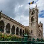 Bandera de Barbados en la sede del Parlamento en Bridgetown29/11/2021
