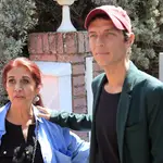 Camilo Michel Blanes con su madre Lourdes Ornelas por las calles de Torrelodones.