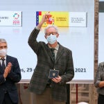 El ministro del Interior, Fernando Grande-Marlaska y la delegada del Gobierno en Castilla y León, Virginia Barcones con uno de los premiados en la entrega de dos grandes cruces y veintitrés encomiendas de la Real Orden de Reconocimiento Civil a las Víctimas del Terrorismo, en el Monasterio de San Juan