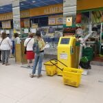 Usuarios del supermercado Alimerka. Los alimentos son una de las principales causas de la subida del IPC