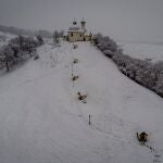La nieve ya cubre las montañas austriacas, en la imagen una capilla cerca de Innsbruck, Austria
