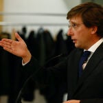 El alcalde de Madrid, José Luis Martínez-Almeida, interviene en una sesión plenaria del Ayuntamiento de Madrid