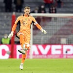 Manuel Neuer, portero del Bayern, con una grada casi vacía al fondo