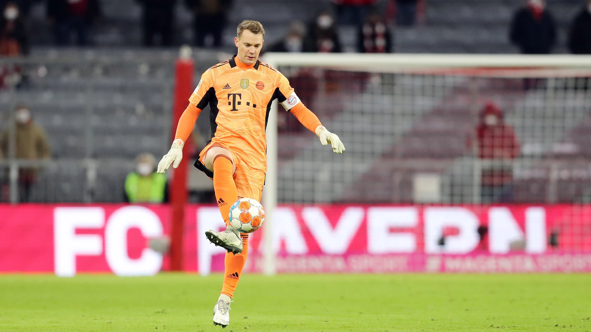 Manuel Neuer, portero del Bayern, con una grada casi vacía al fondo