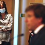 Begoña Villacís observa la intervención del alcalde, José Luis Martínez-Almeida, en la última sesión plenaria del Ayuntamiento