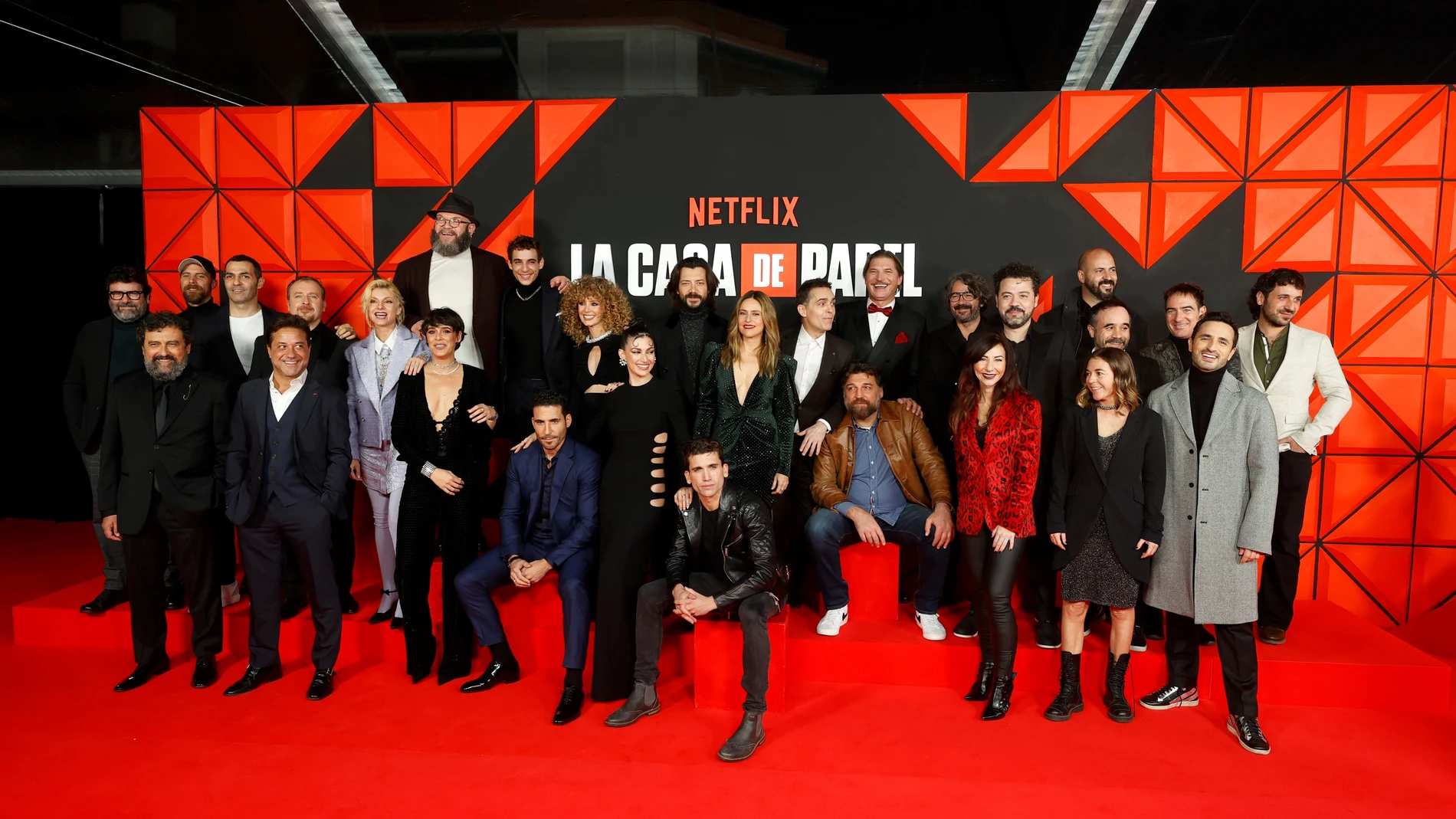 Los miembros de la producción posan este martes durante el pase gráfico y la alfombra roja de "La casa de papel Parte 5 Volumen 2"