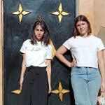Anna Moreno y su amiga Lorena Alonso posan en una calle de Marrakech (Marruecos) donde esperan coger un vuelo de vuelta a Europa tras el cierre de fronteras del país magrebí