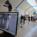 Un escaner térmico mide la temperatura a los pasajeros en la terminal de llegadas del Aeropuerto Internacional Bandaranaike, en Colombo (Sri Lanka)