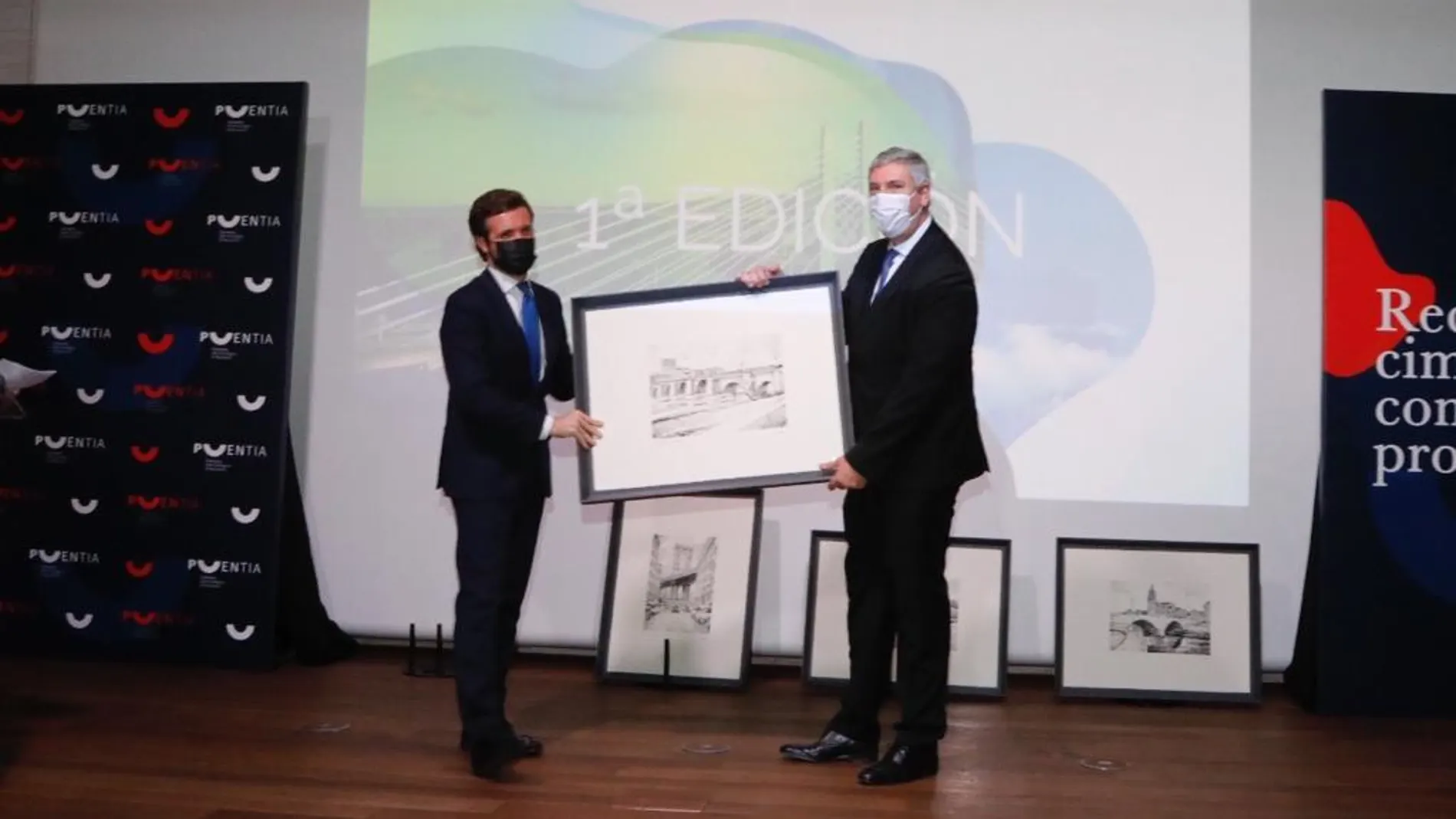 José Vicente de los Mozos recibe uno de los premios de manos de Pablo Casado