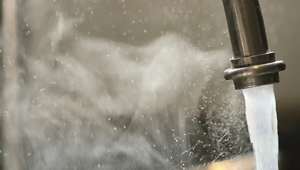 Grifo con agua caliente