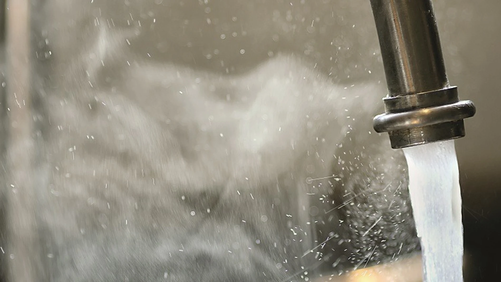 Grifo con agua caliente